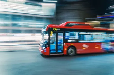 Infrastruktura Ładowania Autobusów Elektrycznych: Rozwiązania Stacjonarne i Mobilne w Komunikacji Miejskiej