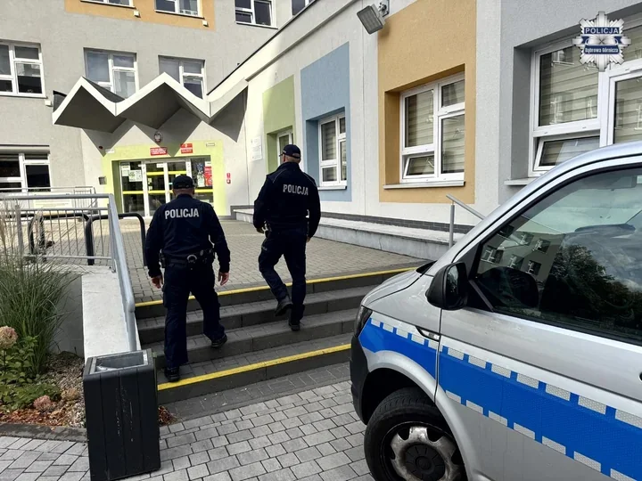 Patrole przy szkołach w Dąbrowie Górniczej. Policja reaguje na sygnały
