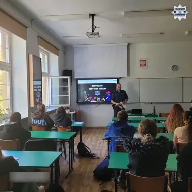 Dąbrowscy policjanci uczą uczniów, jak reagować na przemoc